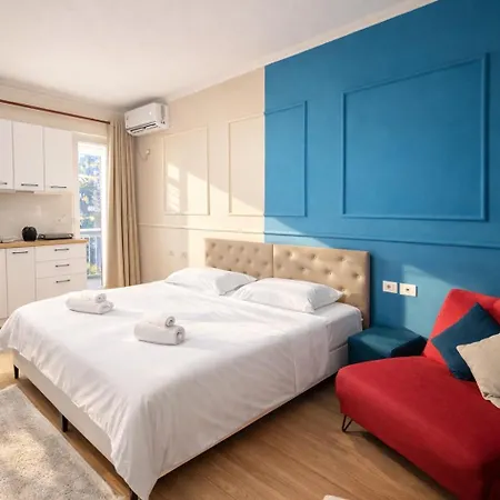 Cozy With Sunny Terrace Apartment