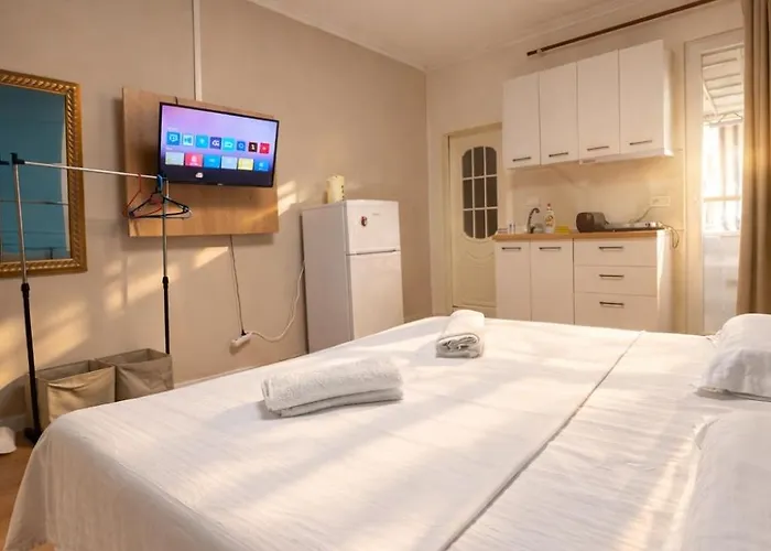 Cozy With Sunny Terrace Apartament Tirana